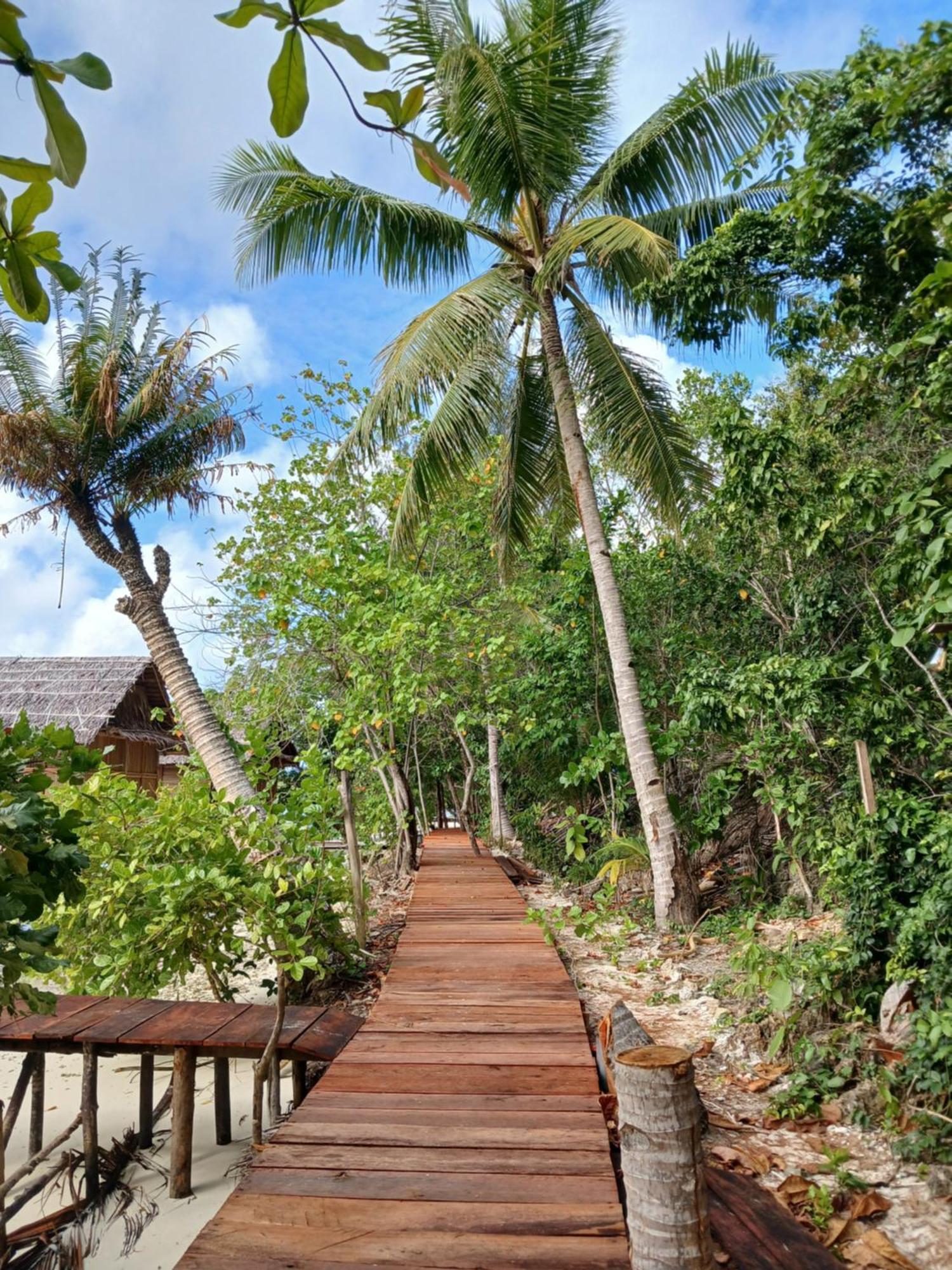 Meos Ambower Homestay Raja Ampat Fam Exterior foto